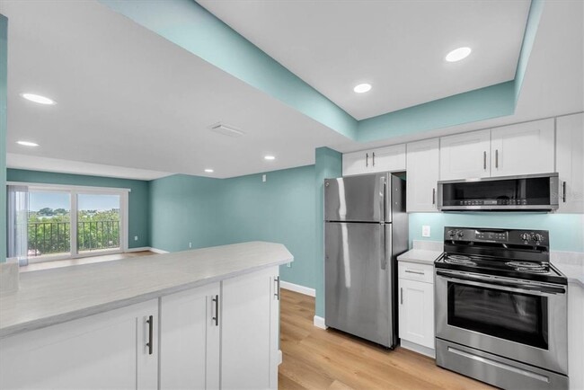 Building Photo - 7050 Sunset Dr S