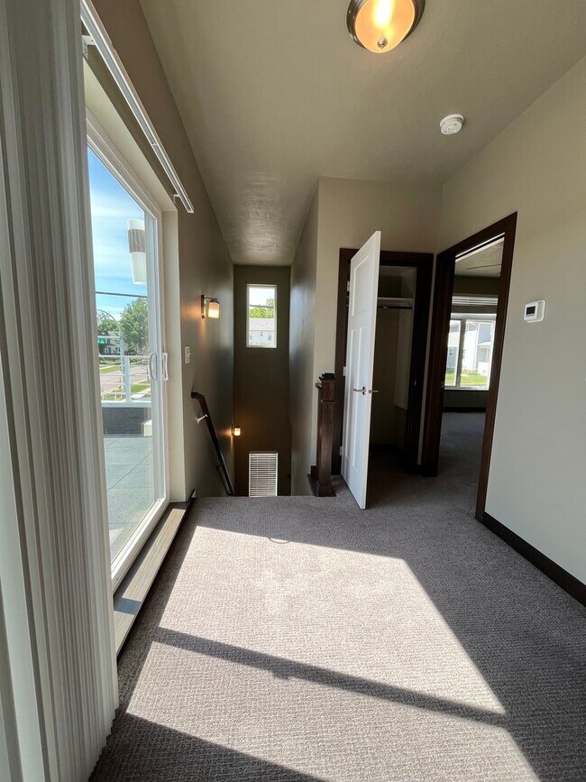 Building Photo - 3 Bed/2.5 Bath Townhome in Downtown Sioux Falls!!