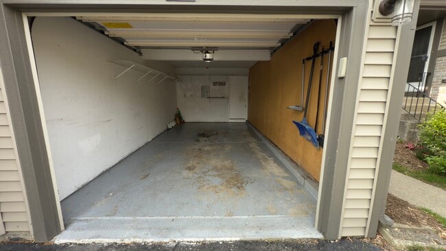 Building Photo - 385 Grissom Ct