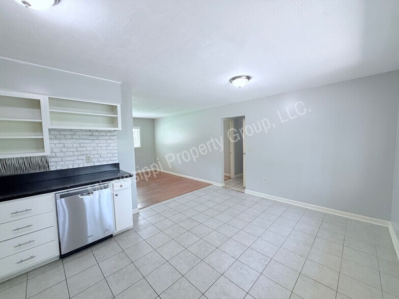 Building Photo - 1214 Beanland Dr
