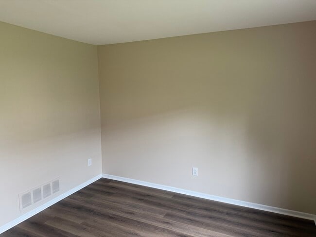 Building Photo - 565A Thrush Ct