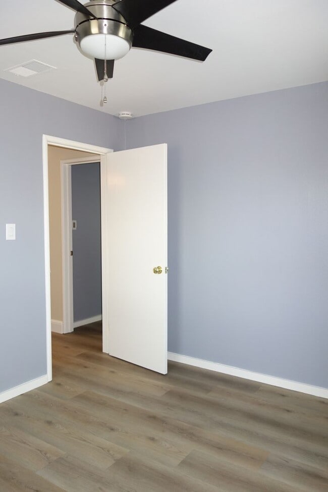 Building Photo - Cute Country Living!