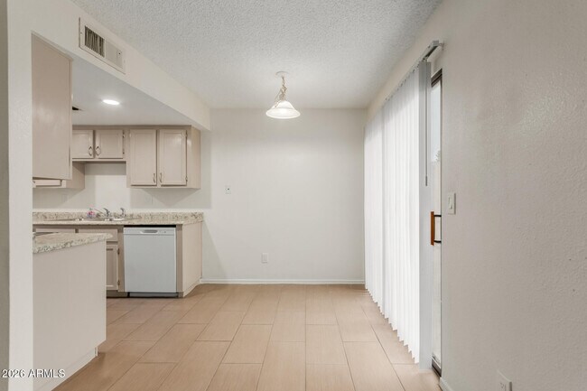 Building Photo - 860 E Brown Rd