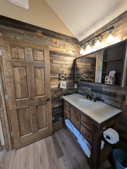 Building Photo - 605 Vincent Rd