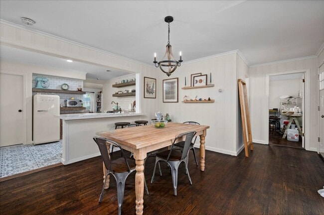Building Photo - Ranch-style residence offers 3 bedrooms an...