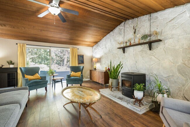 Building Photo - SW Bend Reverse-Living Home on .36 Acres | 5 Bedrooms | 3 Bathrooms