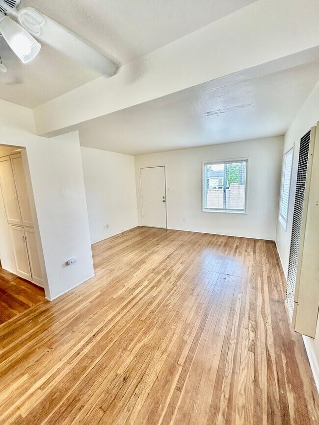 Building Photo - Bright & Airy 2 Bed / 1 Bath Apartment in Point Loma!