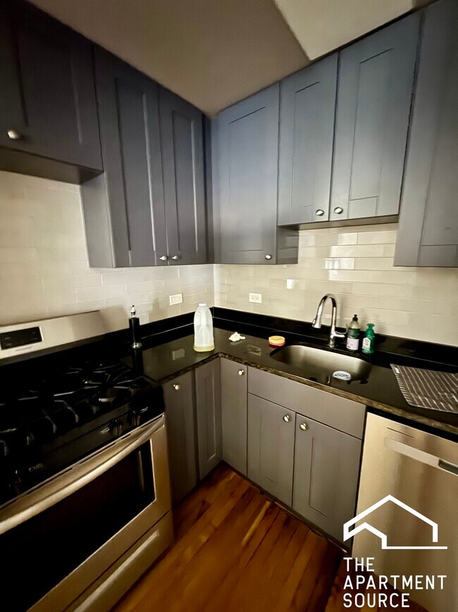 Primary Photo - 4265 W Addison St