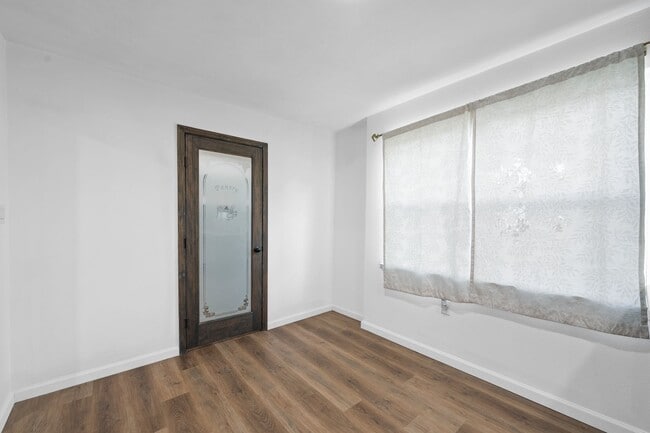 Building Photo - Fully Renovated Woodway Home