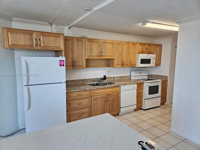 Building Photo - 7135 Collins Ave