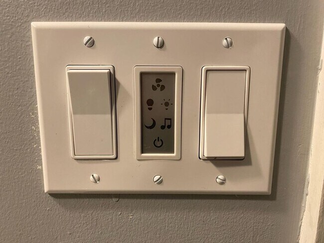 Building Photo - 55 Clover Ave