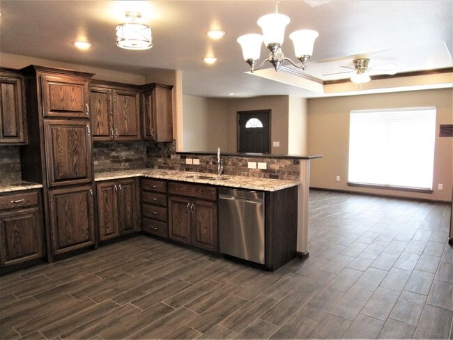 Building Photo - Like New!  3 bedroom 2 bath 2 car garage!