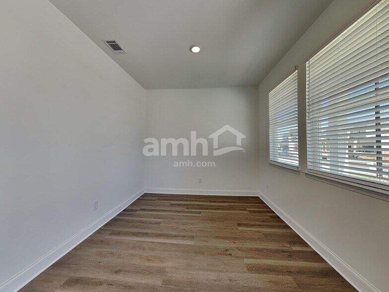 Building Photo - 522 Pointe Dr