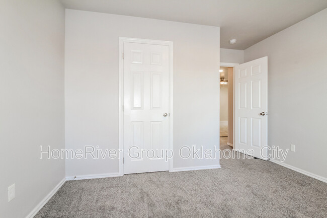 Building Photo - 2025 Bosc Dr