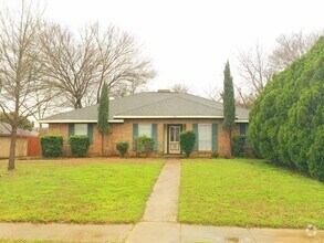 Building Photo - Charming 4 Bedroom 2.5 Bath Home In RISD!