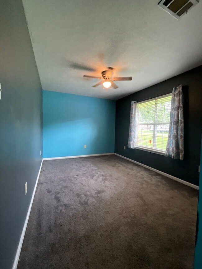 Building Photo - 2123 Hickory Dr