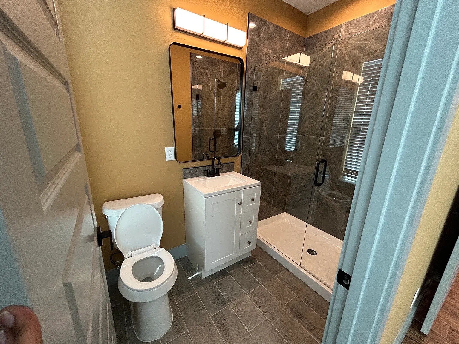 Building Photo - Room in Duplex on N Shore Dr