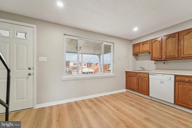 Building Photo - 7926 Bank St