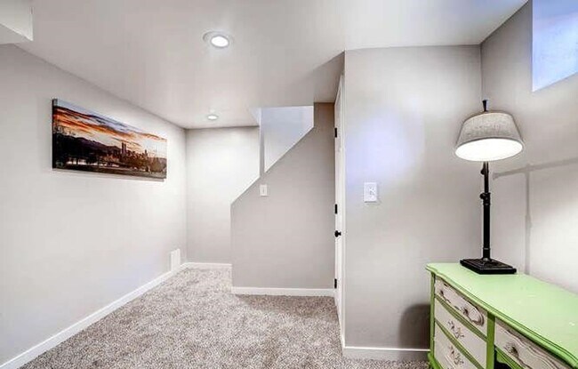 Building Photo - Fabulous 3 Bed (+ 1 non conforming) / 2 bath SFH in the Montclair Neighborhood