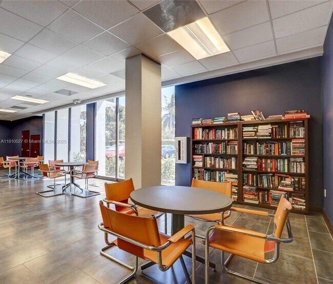 Building Photo - 3375 N Country Club Dr