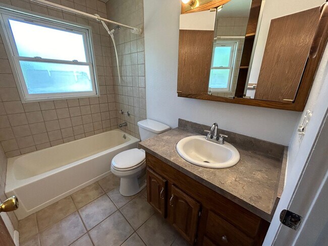 Building Photo - 5 Bed 2 Bath Home with 2 Car Attached Gara...