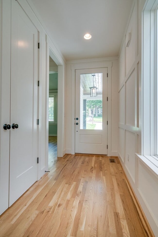 Building Photo - Partially Furnished Beauty