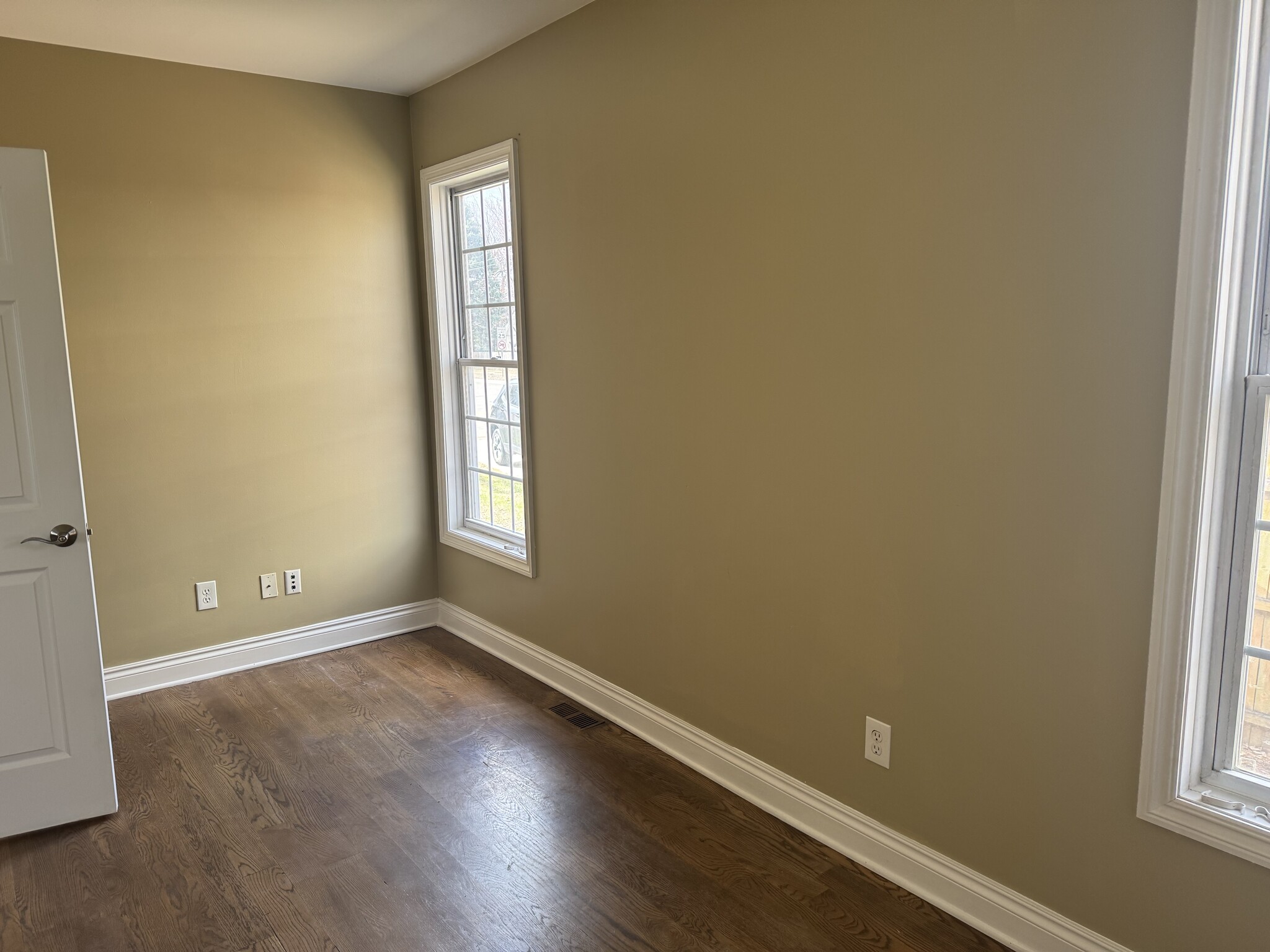 Main floor bedroom - 41940 E Ann Arbor Trl