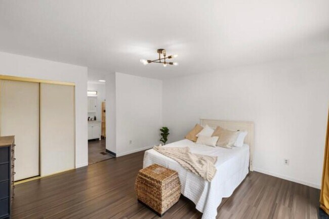 Building Photo - 3135 Messinger Dr