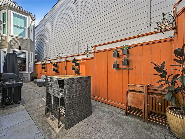 Building Photo - 2-Bed Oasis in the Heart of San Francisco - Spacious 1300 Sq Ft!"