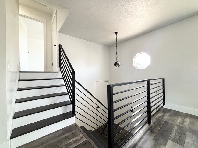 Building Photo - Awesome Remodel with 1 Car Garage!