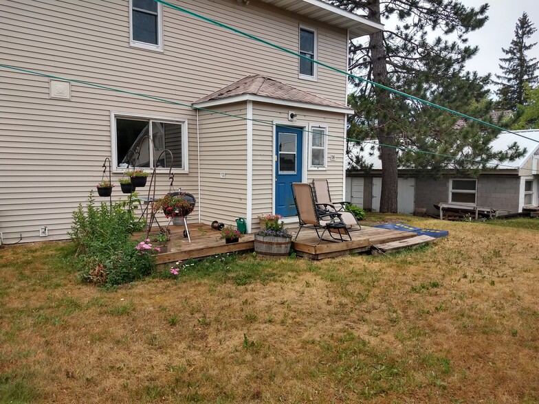Backyard and deck - 212 7th St