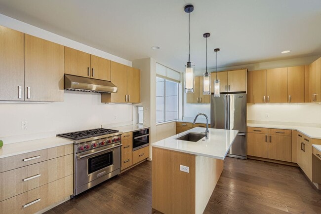 Building Photo - Eastlake Townhome with Commanding Views