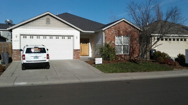 Building Photo - Desirable area of Central Point - Single S...