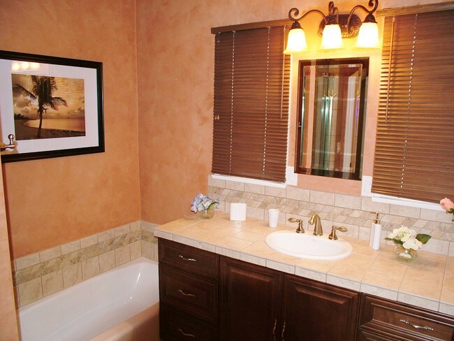 Building Photo - 700 N Irena Ave