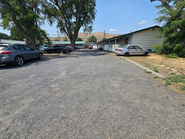 Building Photo - Freshly Remodeled Two Bedroom Available Now! Move In Special Offering $550 Move In Credit!