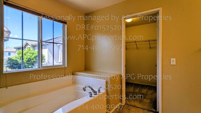 Building Photo - 2439 N Cameo Ct