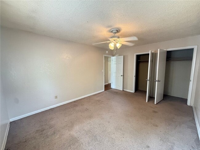 Building Photo - 2205 Dogwood Pl