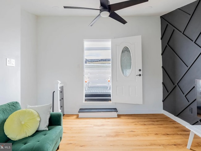 Building Photo - Stunning 2 bed, three story trinity with a two outdoor spaces