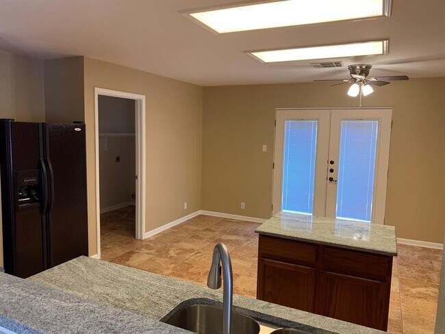 Building Photo - 305 Presidio Dr