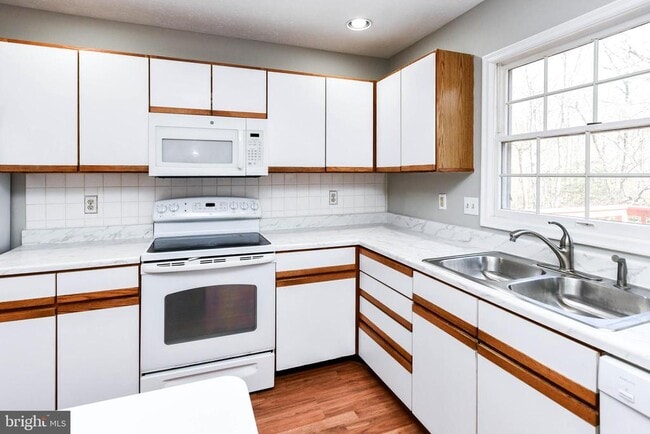Building Photo - 2156 Commissary Cir