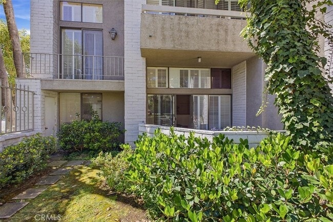 Building Photo - 5305 White Oak Ave