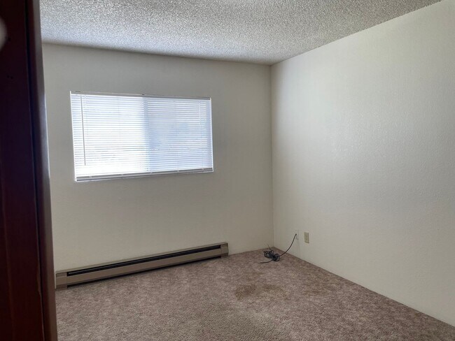 Building Photo - Very Nice 2 Bedroom 2 Bath Townhome