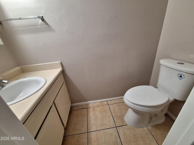 Building Photo - 1449 E Knoll Cir
