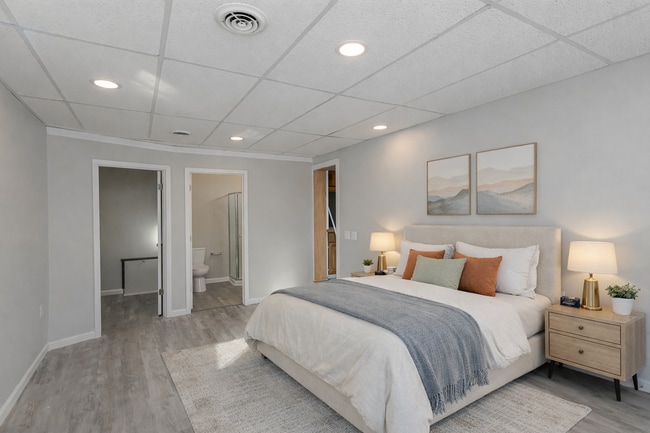 Building Photo - 533 W 8th St