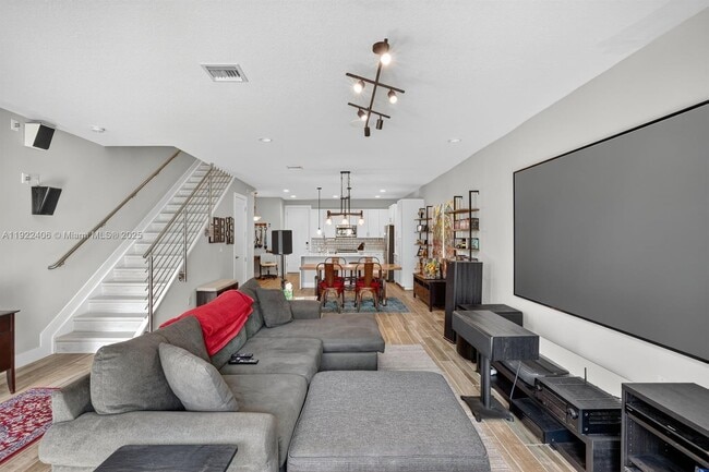 Building Photo - 1402 SW 4th Ave