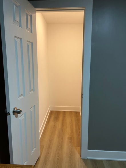 Closet - 3001 W 41st St