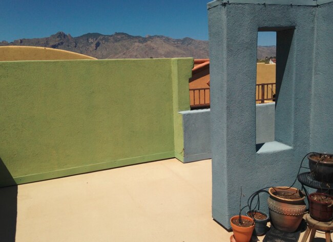 Building Photo - Fantastic home located in A Gated Communit...