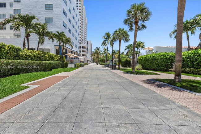 Building Photo - 2457 Collins Ave