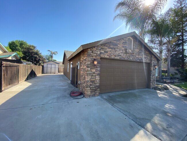 Building Photo - 2095 W Merritt Ave