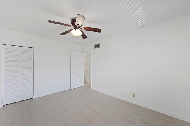Building Photo - 2840 SW 22nd Ave